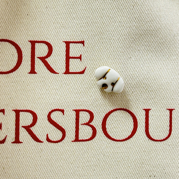 Брошь ручной работы Анна Герман «Щенок», фарфор, зелёно-золотистые, фото 5.