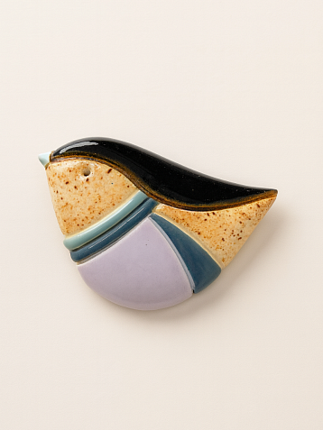 Брошь ручной работы «Снегирь», сиреневая, керамика, фото 1.