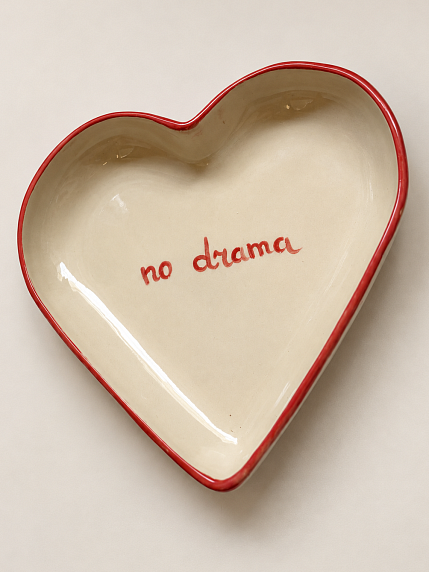 Тарелка ручной работы Йеллоускуп в форме сердечка «No drama», керамика, 13 см, фото 2.