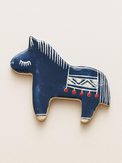 Брошь ручной работы Лошадка в пончо, синяя, керамика, фото 1.