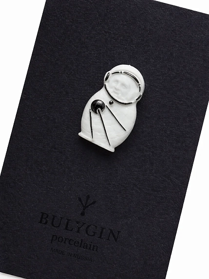 Брошь ручной работы Фарфор Булыгина «Гагарин» малая, бело-серебристая, фото 1.