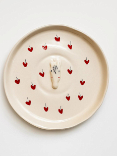 Тарелка ручной работы с фигуркой Лошадка, белая с красными сердечками, полуфарфор, 18 см