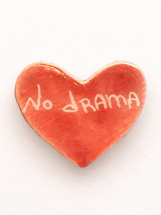 Брошь ручной работы сердечко No drama, розовая, керамика