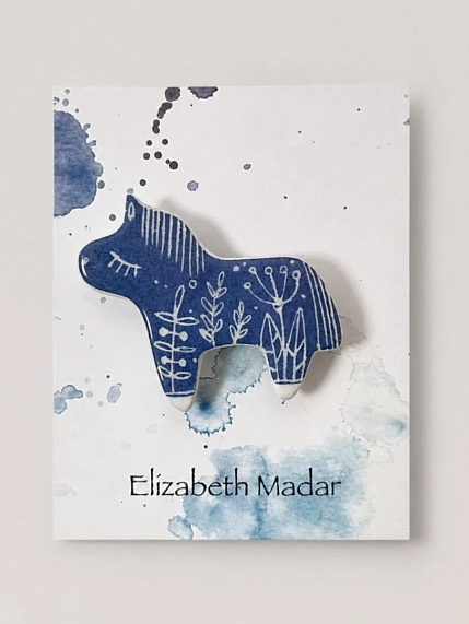 Брошь ручной работы Elizabeth Madar Лошадка и травы, синяя, керамика, фото 1.