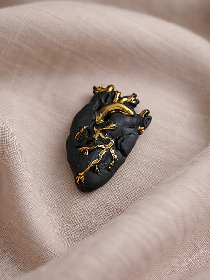 Брошь ручной работы Bulygin «Сердце», фарфор, чёрно-золотистая, фото 2.