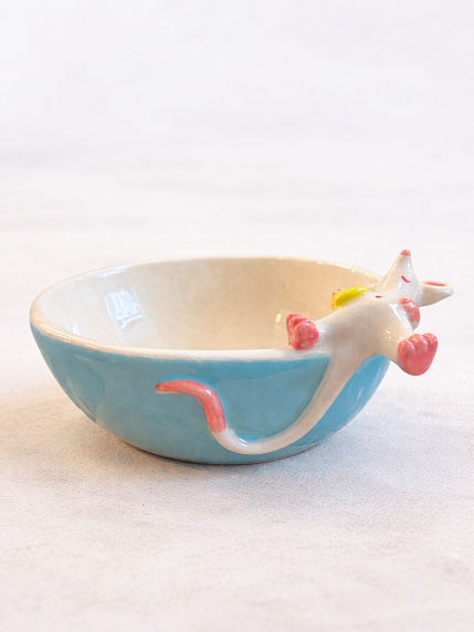 Глубокая тарелка ручной работы «Мышка с сыром», голубая, керамика, 16 см, фото 2.