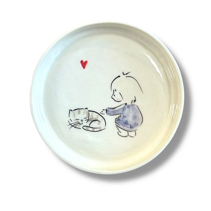 Тарелка ручной работы НАДО ЖЕ с бортиком Девочка с котёнком, керамика, 13-14 см, фото 1.
