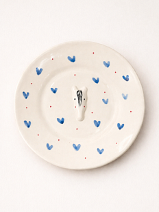 Тарелка ручной работы Мария Гордеева с фигуркой Лошадка, белая с синими сердечками, полуфарфор, 18 см