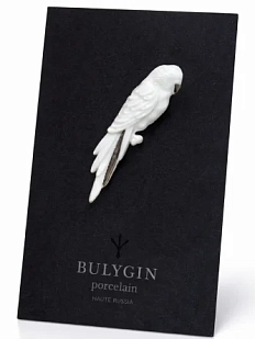 Брошь ручной работы Фарфор Булыгина «Попугай», бело-серебристая