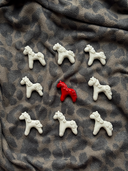 Подвеска ручной работы «Лошадка»‎, красная, родированная латунь, стекло, фото 2.