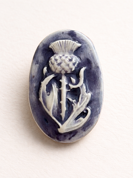 Брошь ручной работы Elizabeth Madar Чертополох, овальная, белая, керамика, фото 1.
