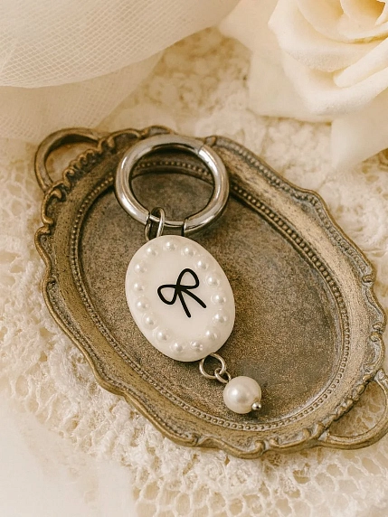 Моносерьга овальная ПетПоллиПокет «Бантик» с жемчугом, полимерная глина, фото 4.