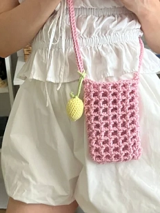 Сумка для телефона вязаная, розовая