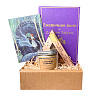 Подарочный набор с ароматической свечой, книгой «Ежевичное вино» и шоколадом