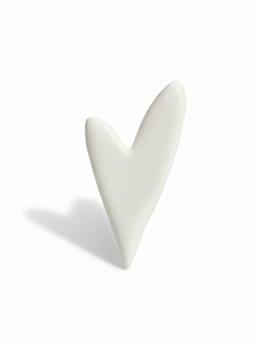 Брошь ручной работы «Длинное сердце», белая, керамика