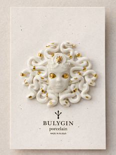 Брошь ручной работы Фарфор Булыгина «Медуза Горгона», бело-золотистая