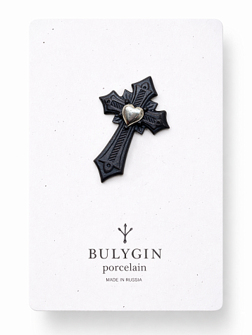 Брошь ручной работы Bulygin «Крест», фарфор, чёрно-серебристая, фото 1.