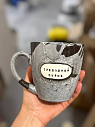 Кружка ручной работы Тата вытворяет/NF ceramics «Тревожный сырок», черно-серая, керамика, 400 мл, превью фото 1