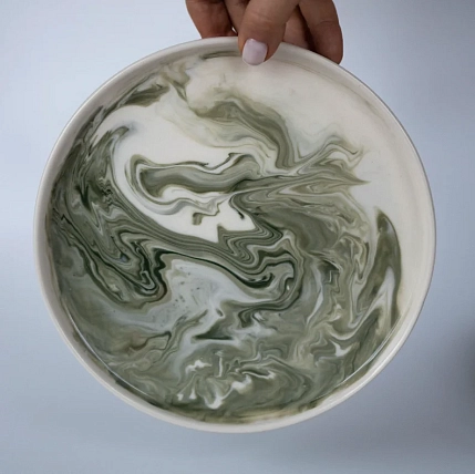 Блюдце ручной работы РУКИ В ГЛИНЕ «Зелёный мрамор», полуфарфор, 14 см, фото 4.