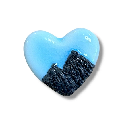Брошь ручной работы КерамЕлКа «Горы в сердце», светло-голубая, керамика, фото 1.