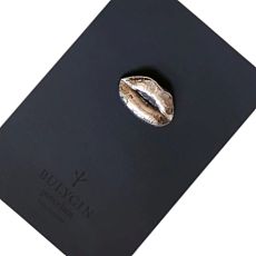 Брошь ручной работы Bulygin «Губы», фарфор, чёрно-серебристая