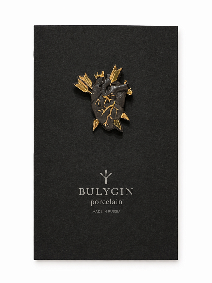 Брошь ручной работы Bulygin «Разбитое сердце», фарфор, чёрно-золотистая, фото 1.