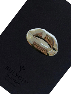 Брошь ручной работы Bulygin «Губы», бело-серебристая, фарфор