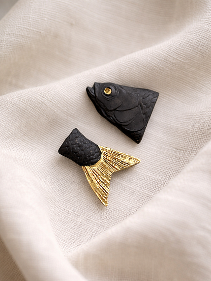 Брошь ручной работы Bulygin «Рыбий хвост» большая, фарфор, чёрно-золотистая, фото 2.