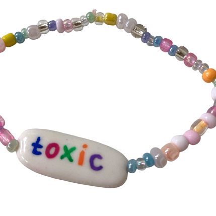 Браслет ручной работы из бисера с надписью «Toxic», фото 2.
