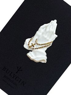 Брошь ручной работы Bulygin «Молитва», фарфор, бело-золотистая