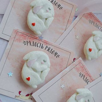 Брошь ручной работы Радость Рядом «Спящий зайчик», полимерная глина, белая, фото 4.