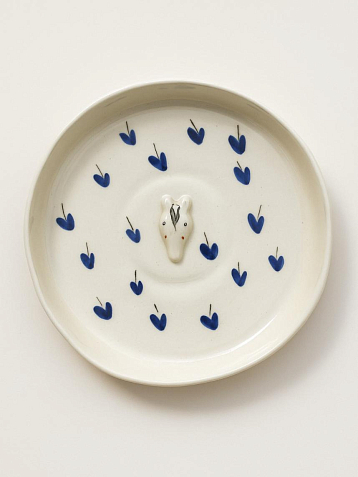 Тарелка ручной работы Мария Гордеева с фигуркой Лошадка, белая с синими сердечками, полуфарфор, 18 см, фото 1.