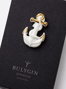 Брошь ручной работы Фарфор Булыгина «Якорь», бело-золотистая