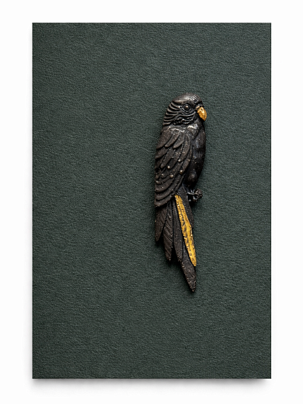 Брошь ручной работы Bulygin «Попугай», фарфор, чёрно-золотистая, фото 1.