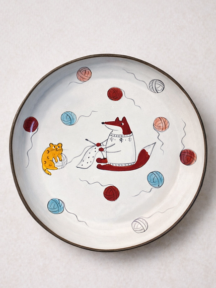 Тарелка ручной работы с бортиком Лис с вязанием, белая, 17 см, фото 1.