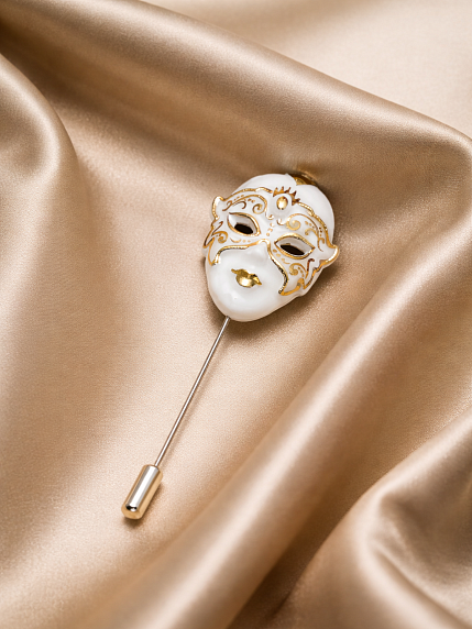 Брошь ручной работы Bulygin «Венецианская маска», фарфор, бело-золотистая, фото 2.