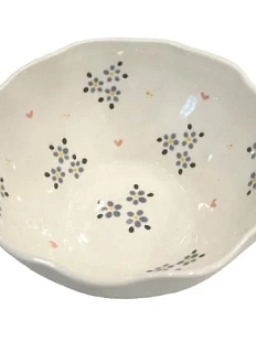 Глубокая тарелка ручной работы Slowday Ceramics с голубыми цветами с сердечками, полуфарфор