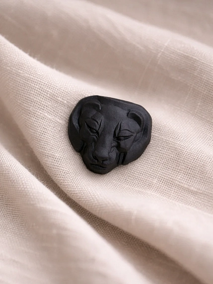 Брошь ручной работы Фарфор Булыгина «Львица» чёрная, фото 7.