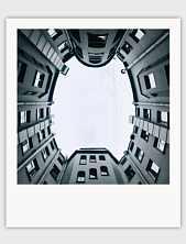 Открытка полароид Маргарита Голуб «Двор-колодец» №1