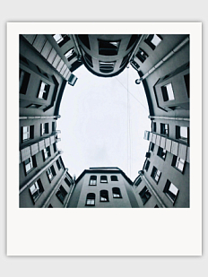 Открытка полароид Маргарита Голуб «Двор-колодец» №1