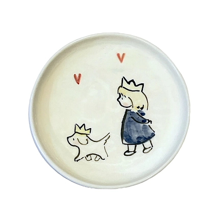 Тарелка ручной работы НАДО ЖЕ Девочка и собачка в коронах, керамика, 13-14 см, фото 1.