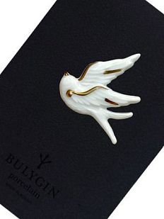 Брошь ручной работы Bulygin «Ласточка», фарфор, бело-золотистая