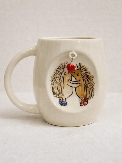 Кружка ручной работы НАДО ЖЕ с подвеской сердечком и росписью «Ёжики», белая, керамика, 300 мл, фото 1.