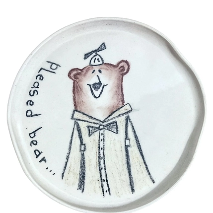 Тарелка ручной работы Правильная посуда «Pleased bear в комбинезоне», керамика, 15 см, фото 1.