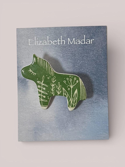 Брошь ручной работы Лошадка и травы, зеленая, керамика, фото 1.