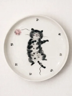 Тарелка ручной работы Ким керамика с бортиком Чёрный кот с клубочком, белая, фарфор, 14 см
