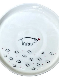 Тарелка ручной работы Мария Гордеева с рисунком Собачка с сердечком, белая, полуфарфор, 18 см