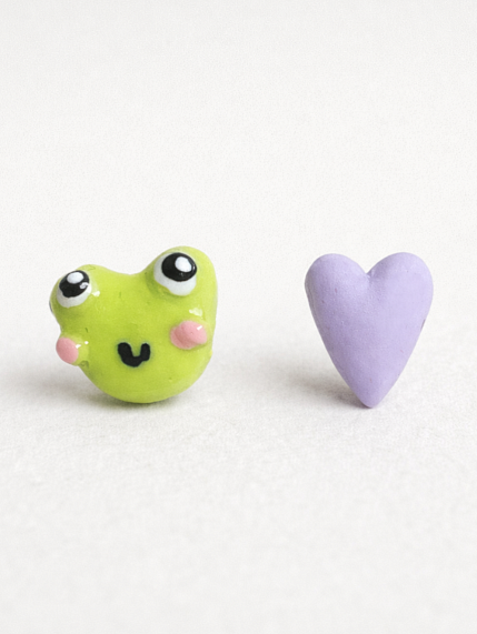 Серёжки-гвоздики Радость Рядом Лягушка и сиреневое сердечко, полимерная глина, фото 1.