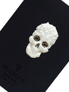 Брошь ручной работы Bulygin «Череп» малый, бело-серебристая, фарфор