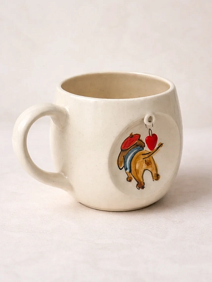 Кружка ручной работы НАДО ЖЕ с подвеской сердечком и росписью «Такса в берете», белая, керамика, 250 мл, фото 2.